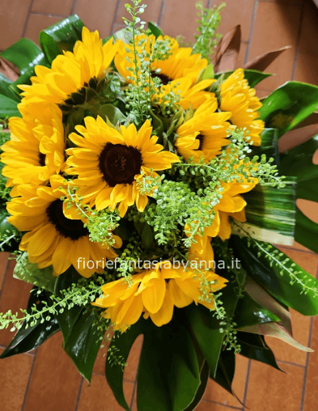 Bouquet solo girasoli e verdi vari contattare il fiorista per la disponibilità