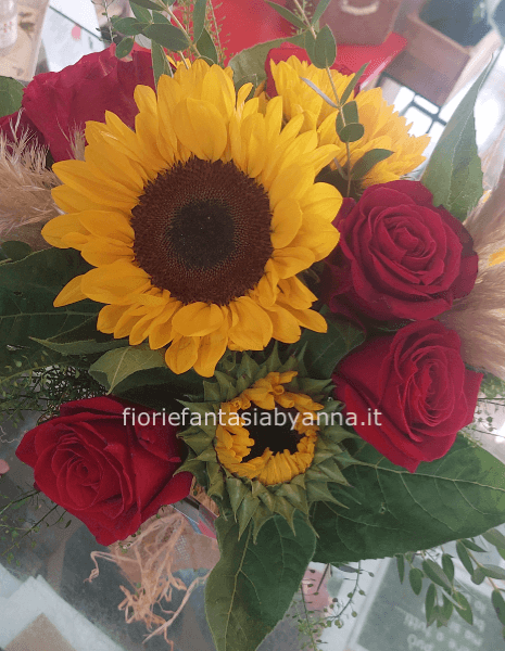 Bouquet di girasoli e rose