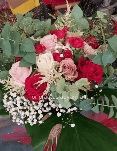 Bouquet con con fiori di stagione e il colore che più vi piace sempre con la disponibilta dei fiori
