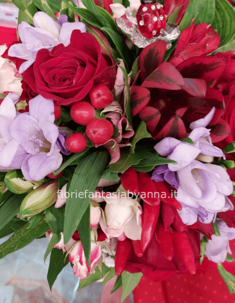 Bouquet  con con fiori di stagione e il colore che più vi piace sempre con la disponibilta dei fiori