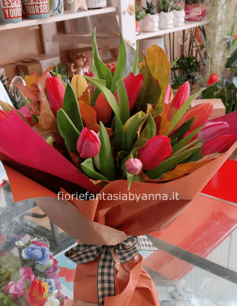 Bouquet di tulipani con biglietto auguri.