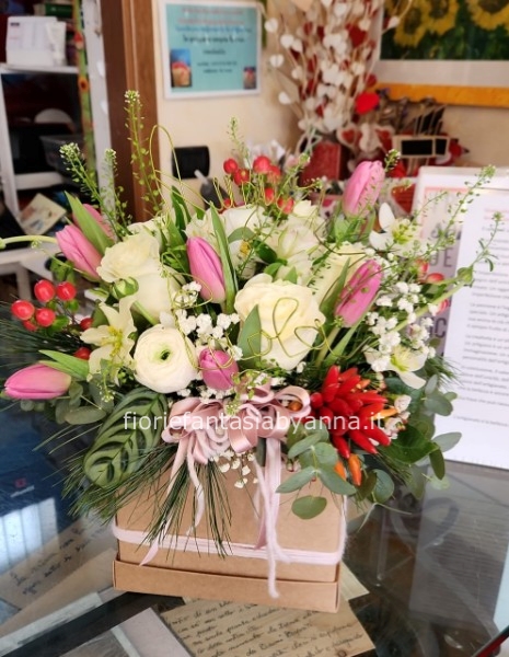 Flower box  confezionata e biglietto  auguri