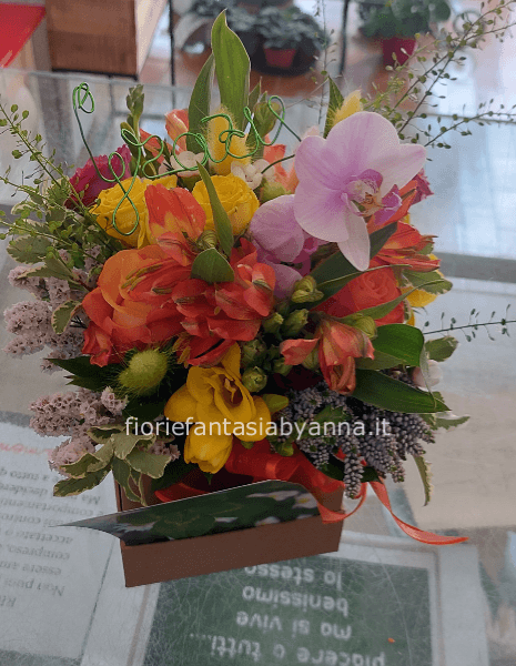 Flower box  confezionata e biglietto  auguri