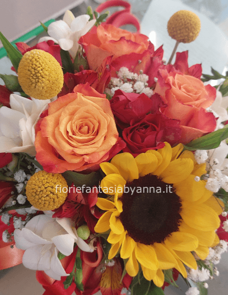 Bouquet arancione e giallo confezionato e allegato biglietto