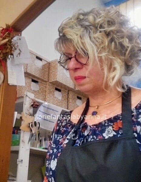 Bouquet fantasia del fiorista confezionato con allegato biglietto