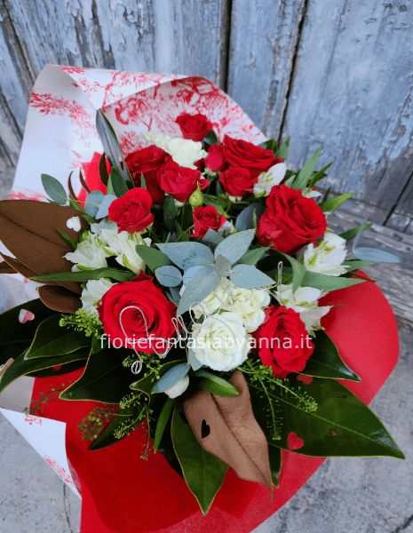 Bouquet di rose rosse e bianche