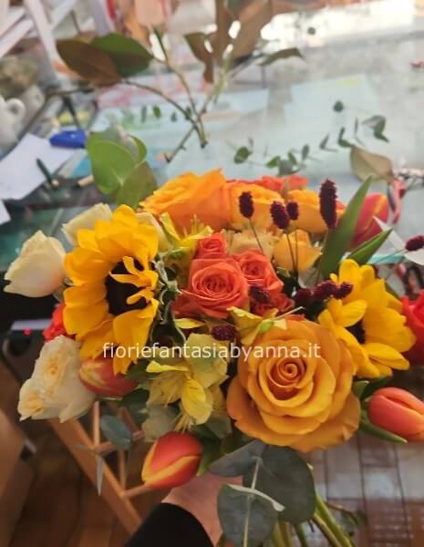 Un abbraccio di fiori unici che parlano al cuore, proprio come il tuo messaggio.